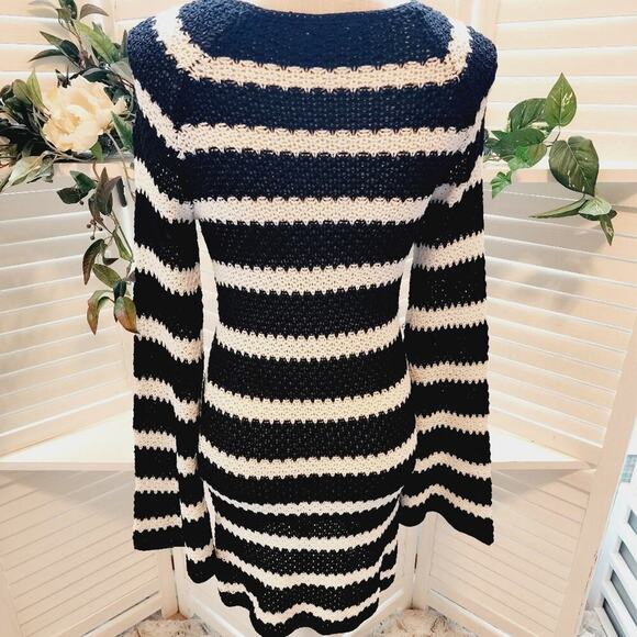 ALICE &  OLIVIA BLACK / WHITE KNITTED SWEATER DRESS WITH BELL SLEEVE SIZE SMALL - Picture 2 of 6